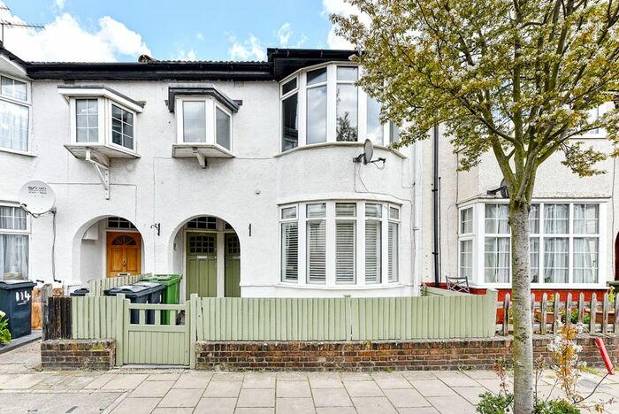 2 Bedroom Flat To Rent In Edgeley Road, London, SW4