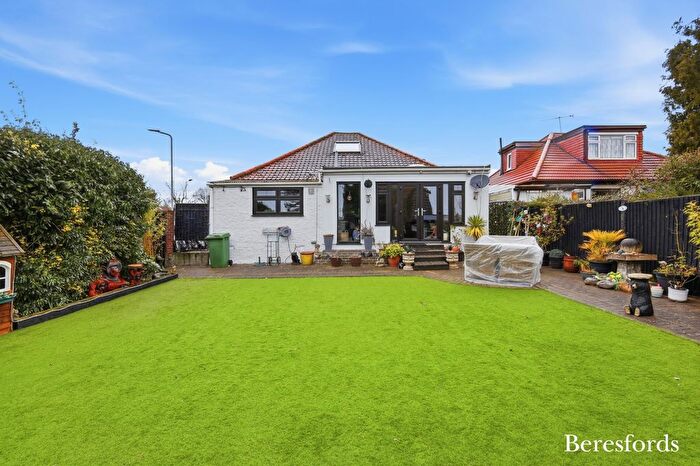 3 Bedroom Bungalow For Sale In Wingletye Lane, Hornchurch, RM11