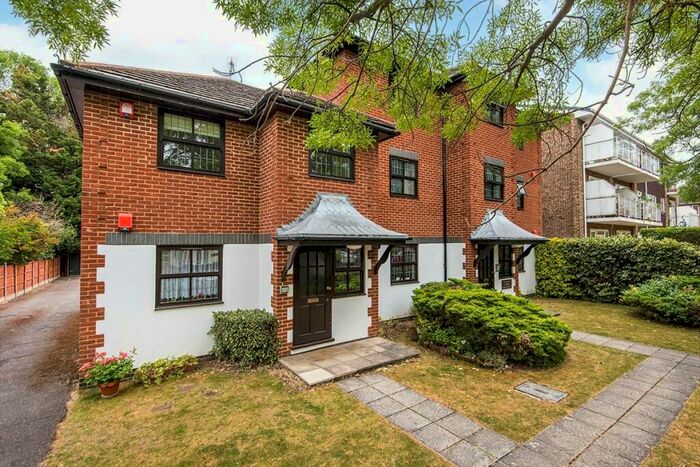 1 Bedroom Flat To Rent In Lovelace Gardens, Surbiton, KT6