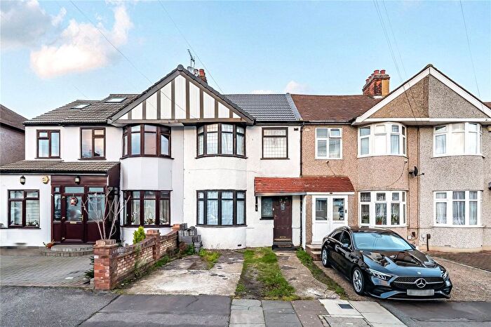 3 Bedroom Terraced House For Sale In Dunspring Lane, Ilford, IG5