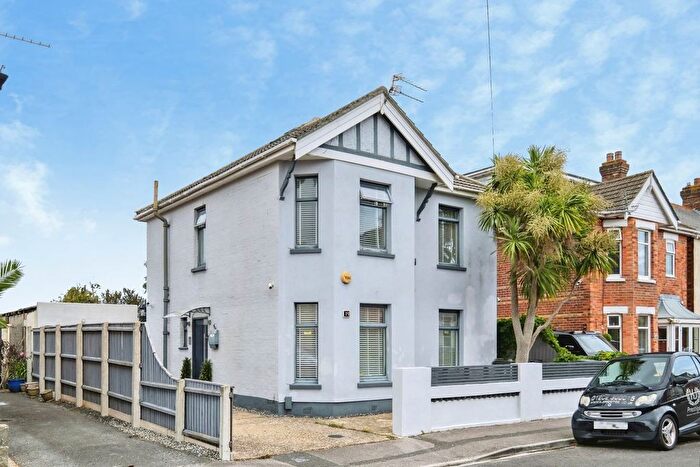 3 Bedroom Detached House For Sale In Markham Road, Bournemouth, BH9