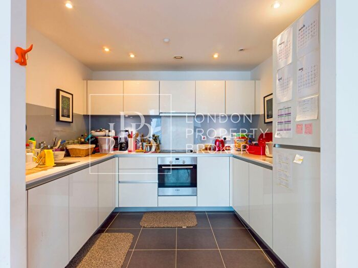 3 Bedroom Property To Rent In Residence Tower, Woodberry Down, N4