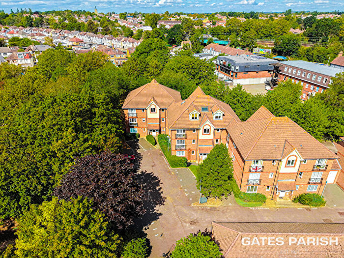 2 Bedroom Flat For Sale In St. Marys Lane, Upminster, RM14
