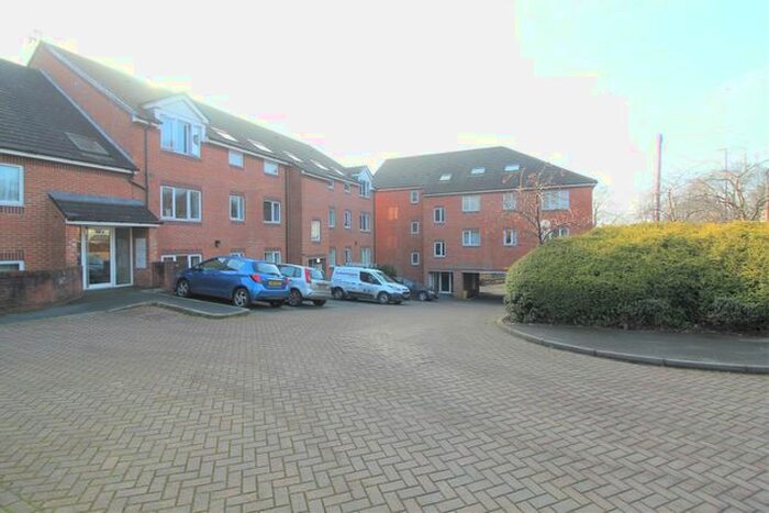 2 Bedroom Flat To Rent In Hawksworth Road, Horsforth, Leeds, LS18