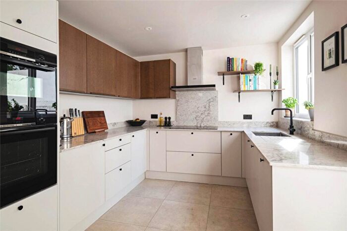 4 Bedroom Terraced House For Sale In Balcorne Street, Victoria Park, Hackney, E9 - Photo 2