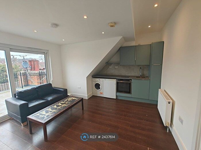 2 Bedroom Flat To Rent In Parade Mansions, London, NW4