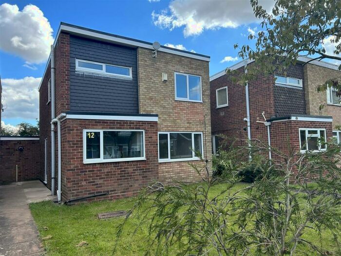 3 Bedroom Detached House For Sale In Barrow Close, Coventry, CV2