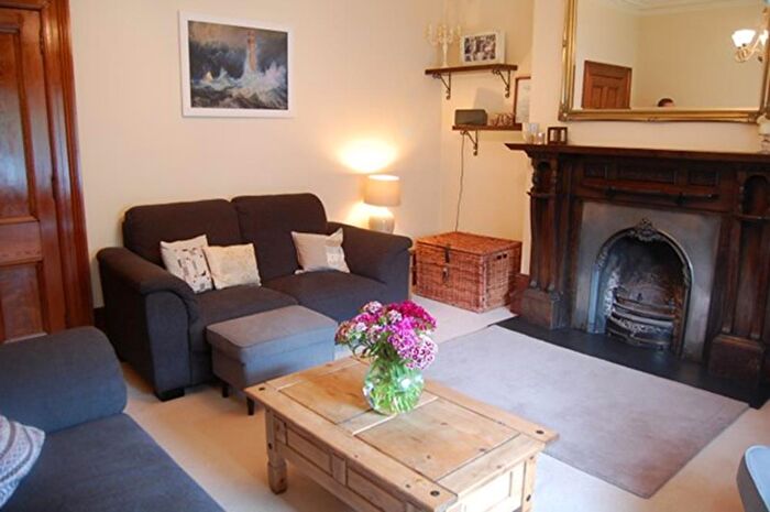 2 Bedroom Flat To Rent In Irvine Place, Aberdeen, AB10