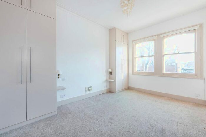 2 Bedroom Flat To Rent In Linden Gardens, Turnham Green, London, W4