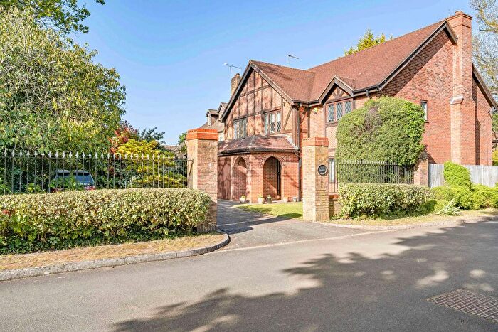 5 Bedroom Detached House For Sale In Dartnell Court, West Byfleet, Surrey, KT14