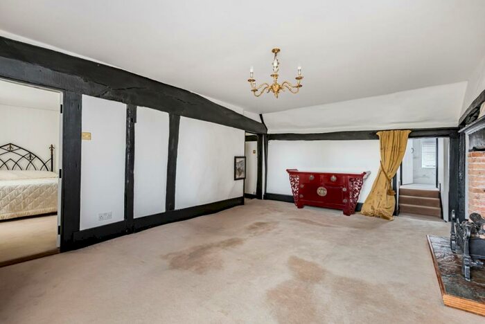 2 Bedroom Cottage To Rent In High Street, Chobham, GU24