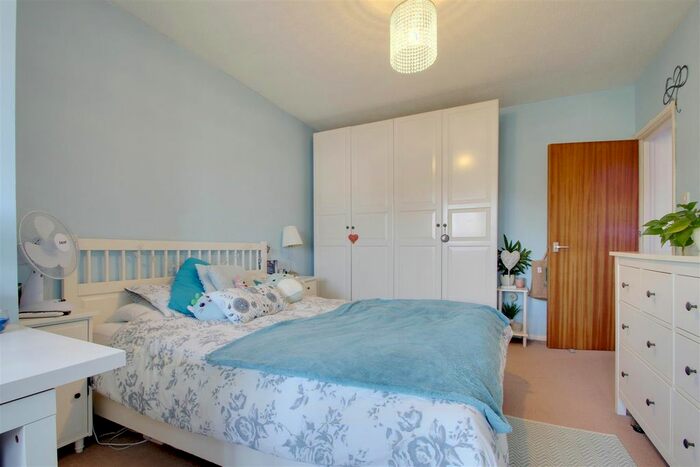 2 Bedroom Flat For Sale In Goring Road, Goring-By-Sea, Worthing, BN12