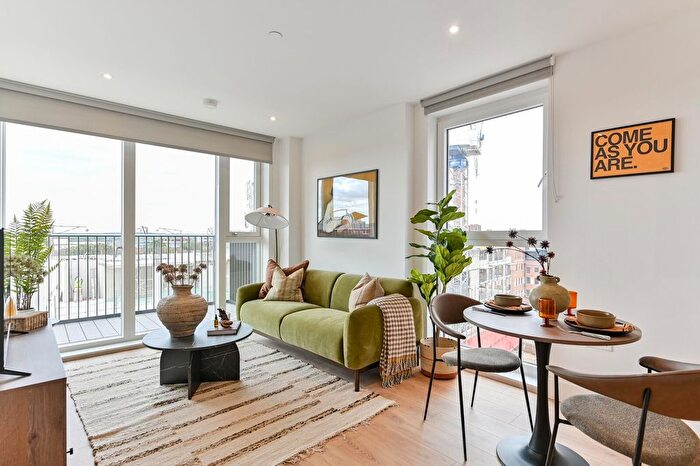 1 Bedroom Flat To Rent In Refinery Square, Slough, London, SL1