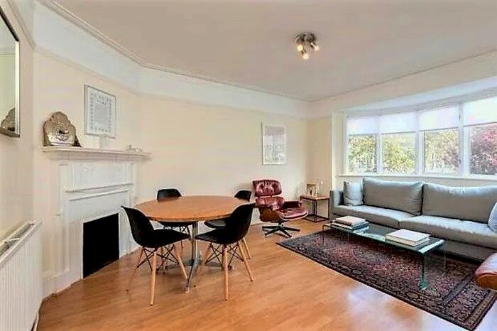 3 Bedroom Flat To Rent In Hampstead Gardens, Golders Green, NW11