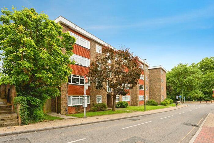 2 Bedroom Flat For Sale In Bridge Street, Leatherhead, Surrey, KT22