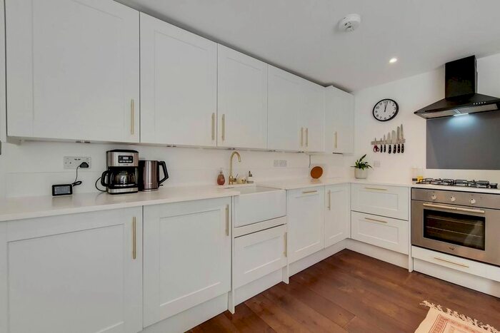 2 Bedroom Flat To Rent In Holmewood Gardens, Brixton, London, SW2