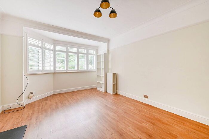 2 Bedroom Flat For Sale In Ellerton Court, Acton, London, W3