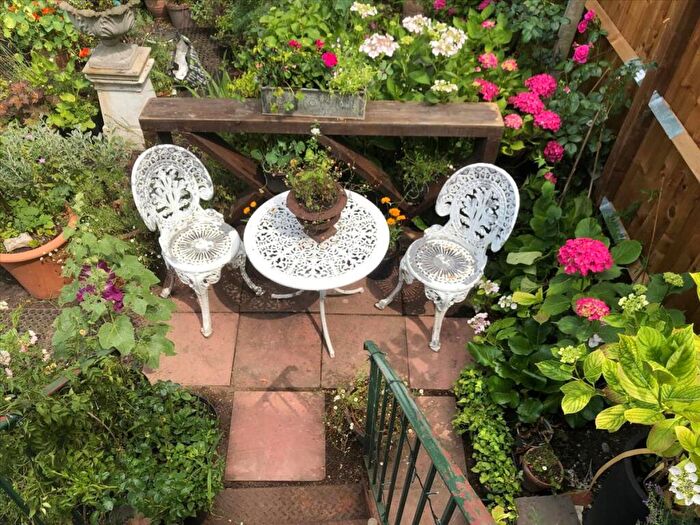 2 Bedroom Flat To Rent In Blenheim Gardens, London, NW2