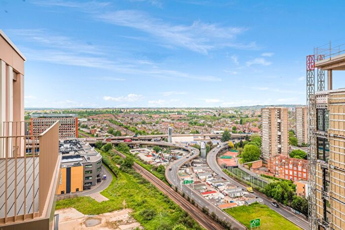 3 Bedroom Flat To Rent In White City Living, London, W12