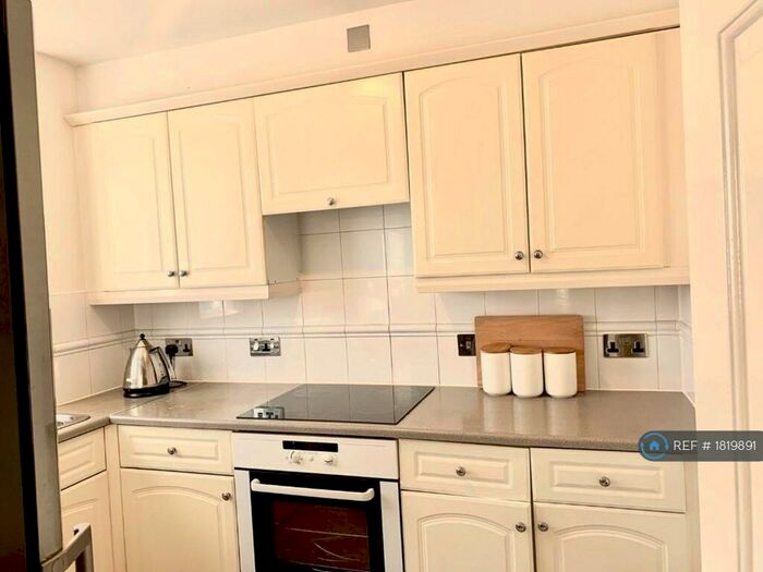 2 Bedroom Flat To Rent In Blackheath, London, SE3
