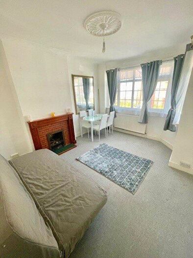 1 Bedroom Maisonette To Rent In Oak Tree Dell, Kingsbury, London, NW9