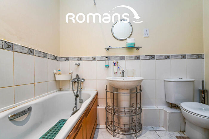 2 Bedroom Flat To Rent In Linden Court, Holbrook Way, Swindon, SN1