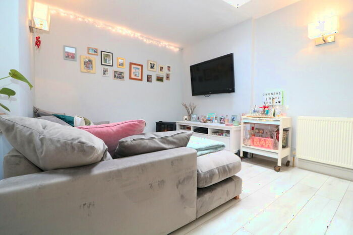 1 Bedroom Flat To Rent In West Street, Dorking, RH4