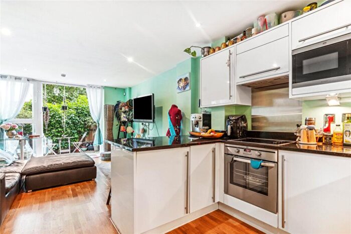 2 Bedroom Maisonette To Rent In Island Apartments, Coleman Fields, N1