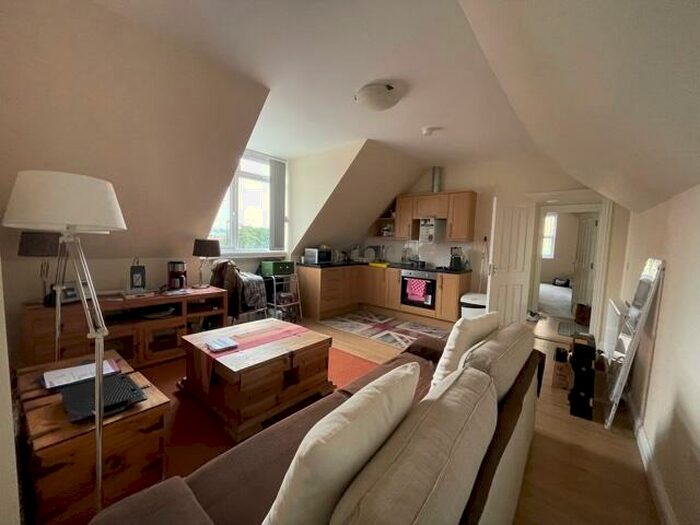 1 Bedroom Flat To Rent In Whiffens Avenue, Chatham, ME4