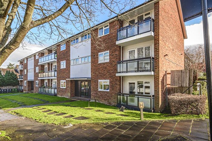 2 Bedroom Flat To Rent In Oaks Avenue, Crystal Palace, London, SE19