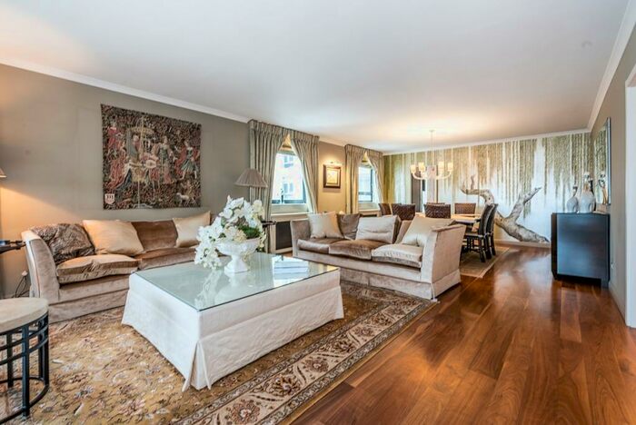 5 Bedroom Apartment To Rent In Anhalt Road London., SW11
