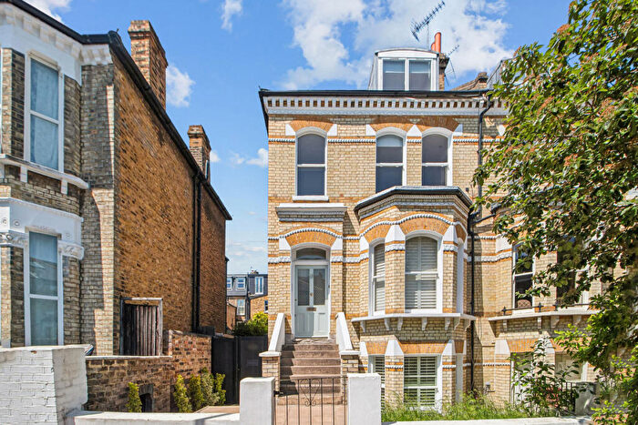 2 Bedroom Apartment For Sale In Salcott Road, London, SW11