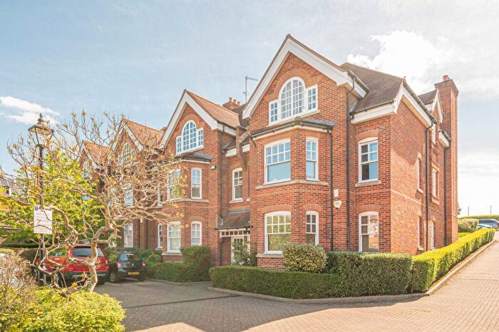 3 Bedroom Flat For Sale In Platts Lane, Hampstead, London, NW3