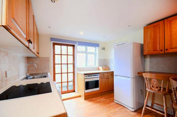 2 Bedroom Flat To Rent In Lupus Street, Pimlico, London, SW1V