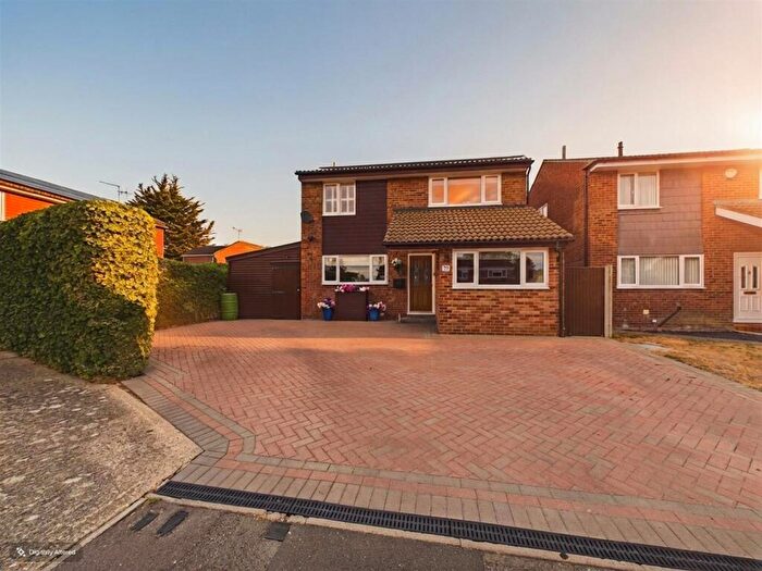 4 Bedroom Detached House For Sale In Hawkesbury Drive, Calcot, Reading, RG31