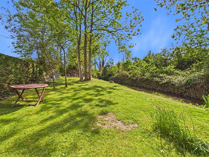 2 Bedroom Flat For Sale In Uxbridge Road, Hampton Hill, TW12