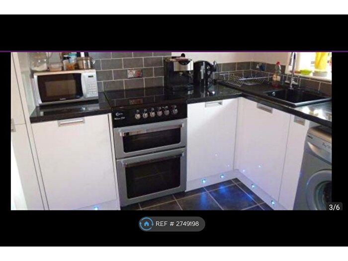 1 Bedroom Flat To Rent In Honeysuckle Court, London, SE12