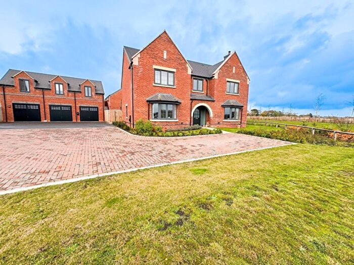 6 Bedroom Detached House For Sale In Robotham Road, Clophill, Bedford, MK45