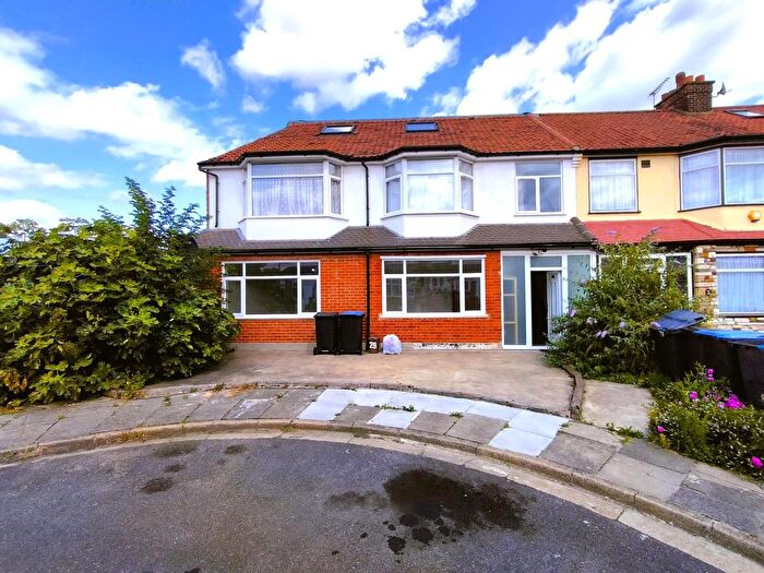 3 Bedroom Flat To Rent In Rydal Way, Enfield, EN3