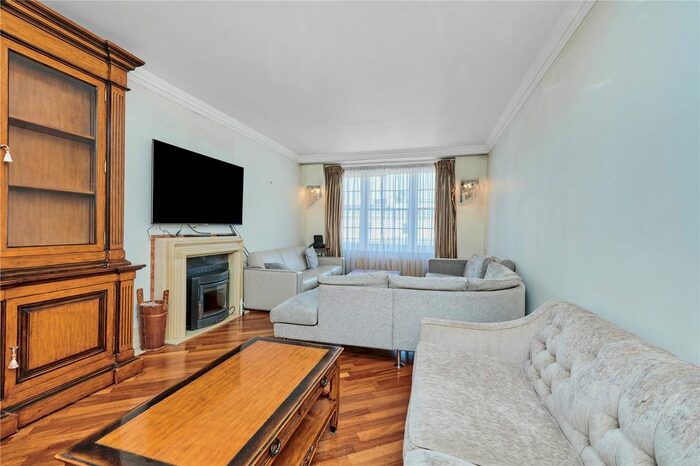 3 Bedroom Flat To Rent In Eaton House, - Upper Grosvenor Street, Mayfair, London, W1K