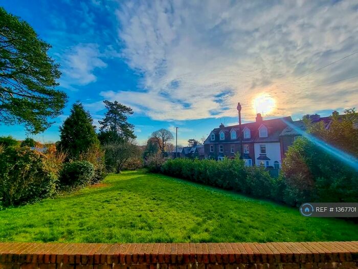 4 Bedroom Bungalow To Rent In Cronks Hill Road, Redhill, RH1