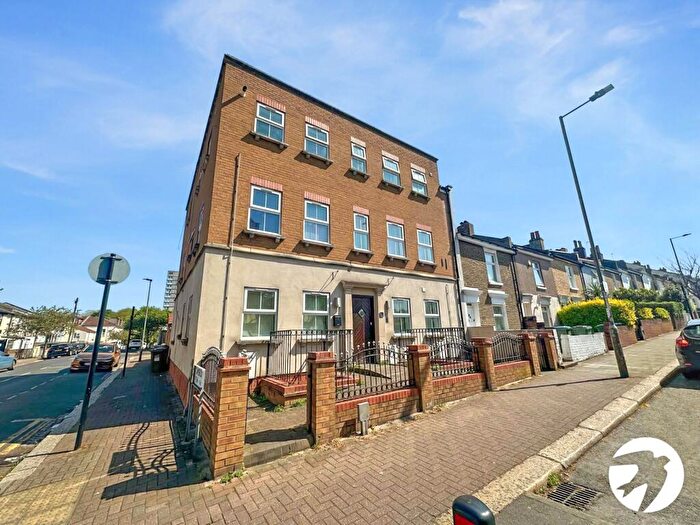 2 Bedroom Flat To Rent In Bloomfield Road, London, SE18