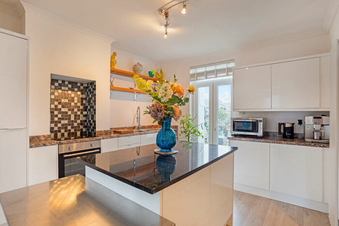 2 Bedroom Apartment To Rent In Baker Street, Weybridge, KT13