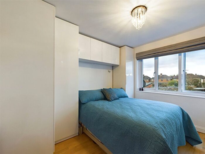 1 Bedroom Flat For Sale In Fourth Avenue, Romford, RM7