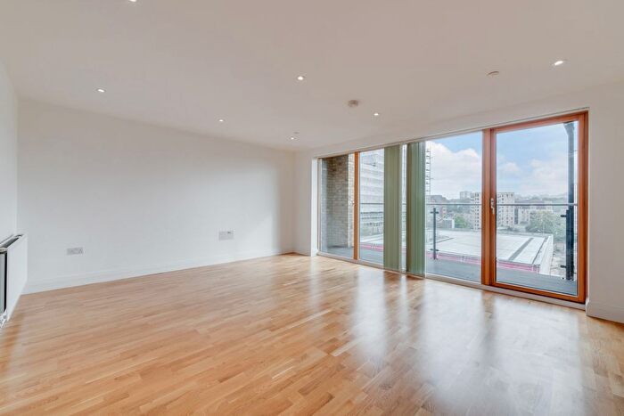 2 Bedroom Flat To Rent In Golding Lodge, Wellington Street, SE18