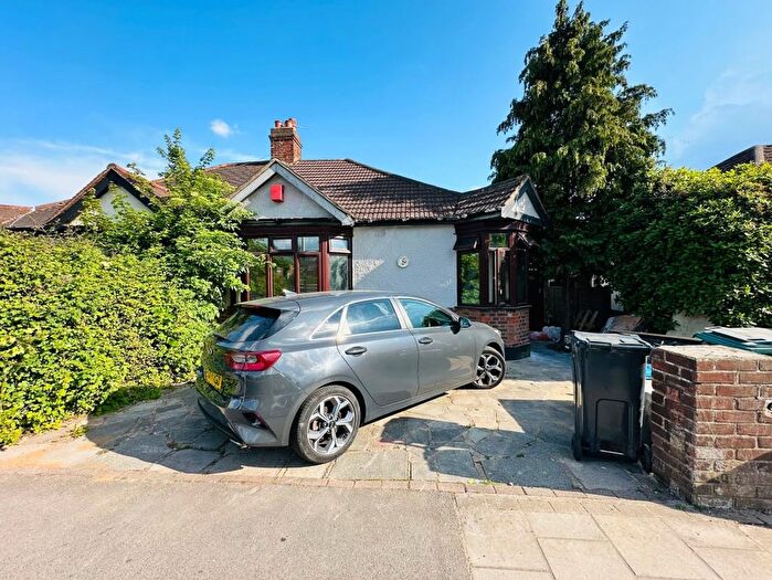 2 Bedroom Detached Bungalow To Rent In New North Road, Ilford, IG6