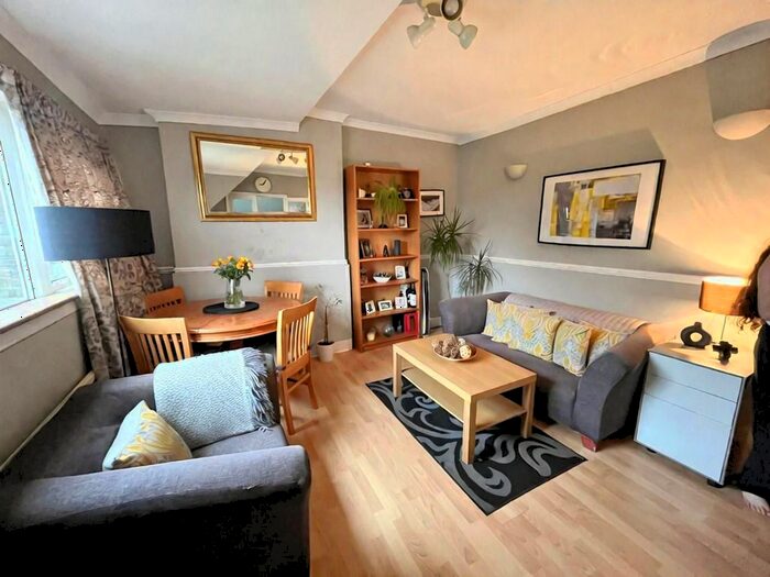 2 Bedroom Flat To Rent In Medina Lodge, Ballards Lane, London, N12