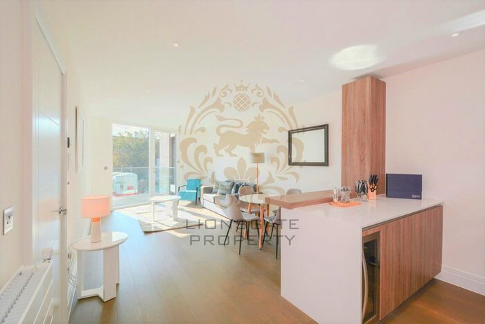 3 Bedroom Flat To Rent In , Hamond Court, Queenshurst Square, Kingston Upon Thames, KT2