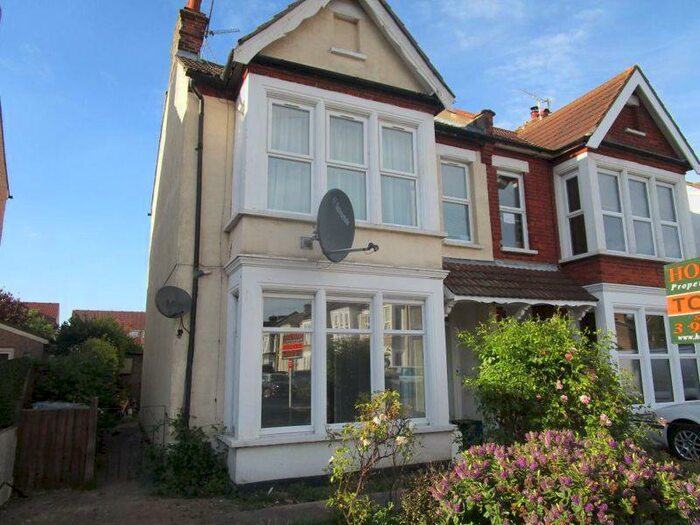 2 Bedroom Ground Flat To Rent In Ambleside Drive, Southend-On-Sea, SS1