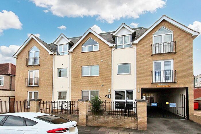 2 Bedroom Flat For Sale In Braemar Gardens, West Wickham, BR4
